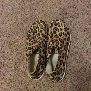 Croc loafers cheetah print. Size 9.   These are light weight perfect for fall 🍂